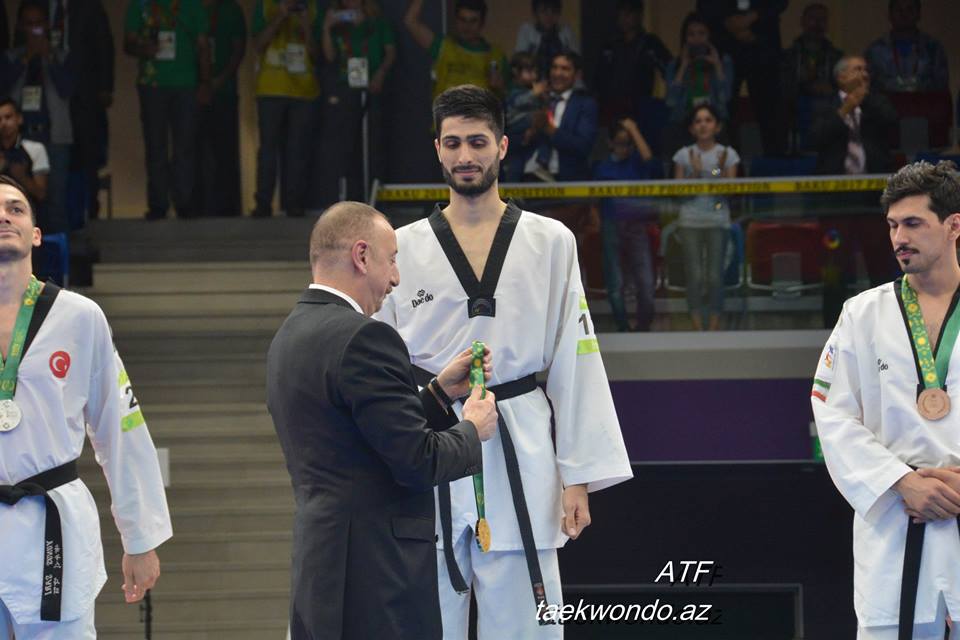 Ölkə başçısı Milad Hərçəqaniyə qızıl medalı təqdim edir