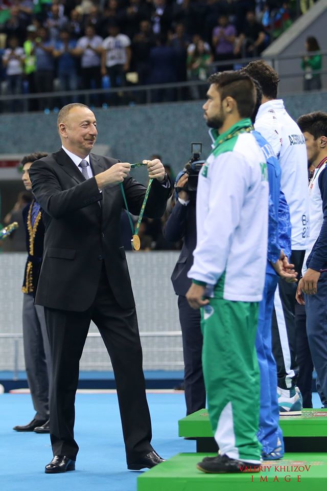 2-qat dünya çempionumuza İslamiadanın qızıl medalını ölkə başçısı təqdim etdi