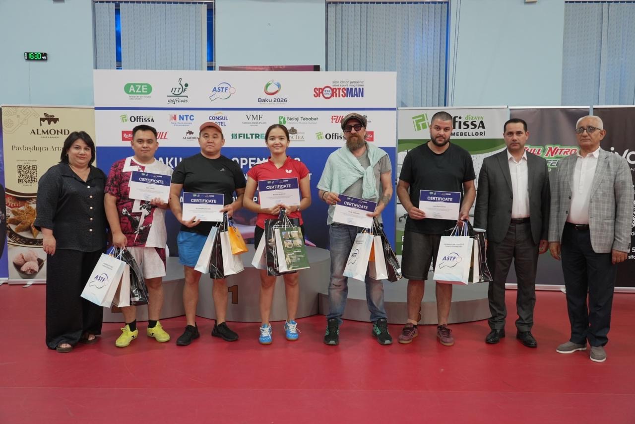 Media nümayəndələri stolüstü tennis yarışında