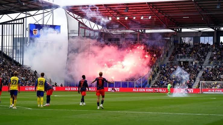 UEFA Niderland klubunu cəzalandırıb