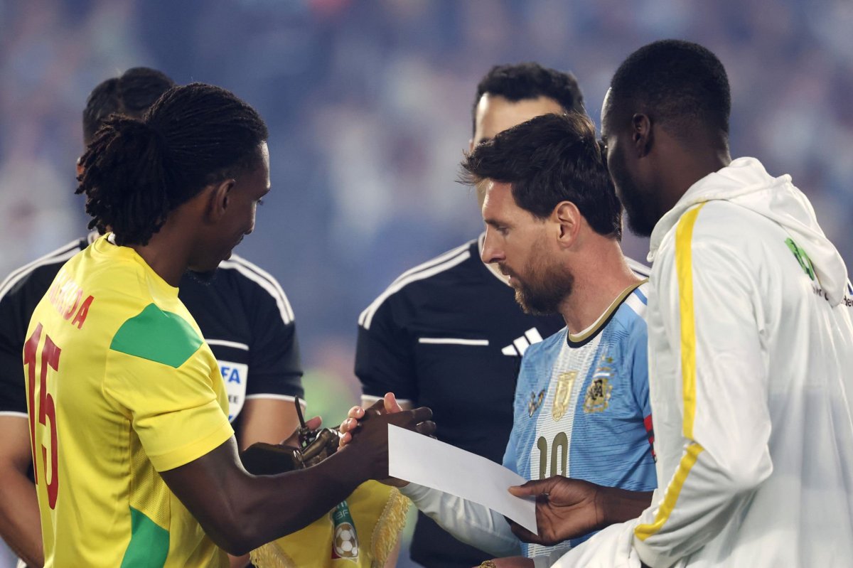Messinin vida oyununda ona xatirə hədiyyəsini “Neftçi”nin futbolçusu təqdim edib