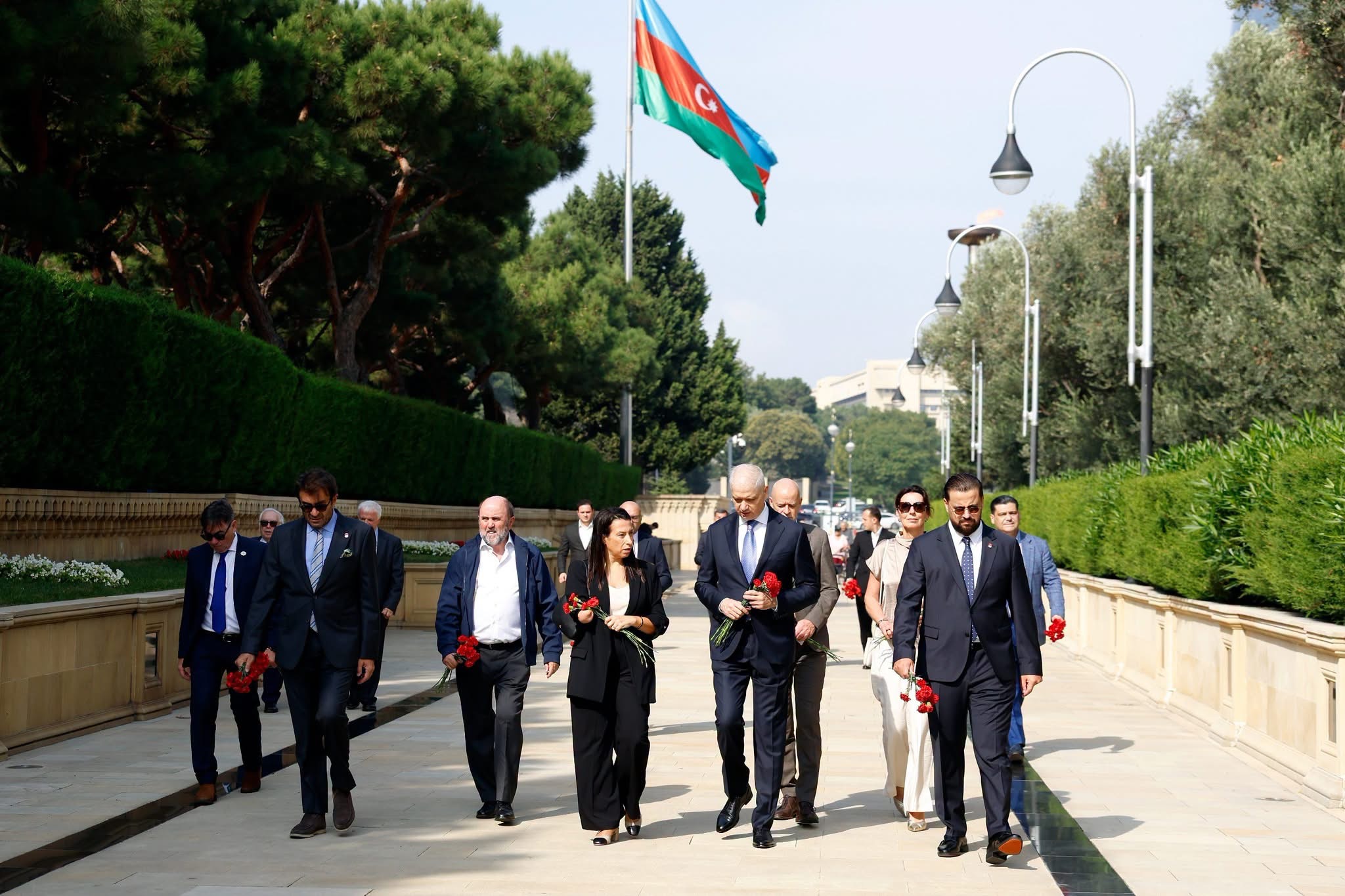 MPK rəhbərliyi və beynəlxalq nümayəndə heyəti Fəxri və Şəhidlər xiyabanlarını ziyarət edib