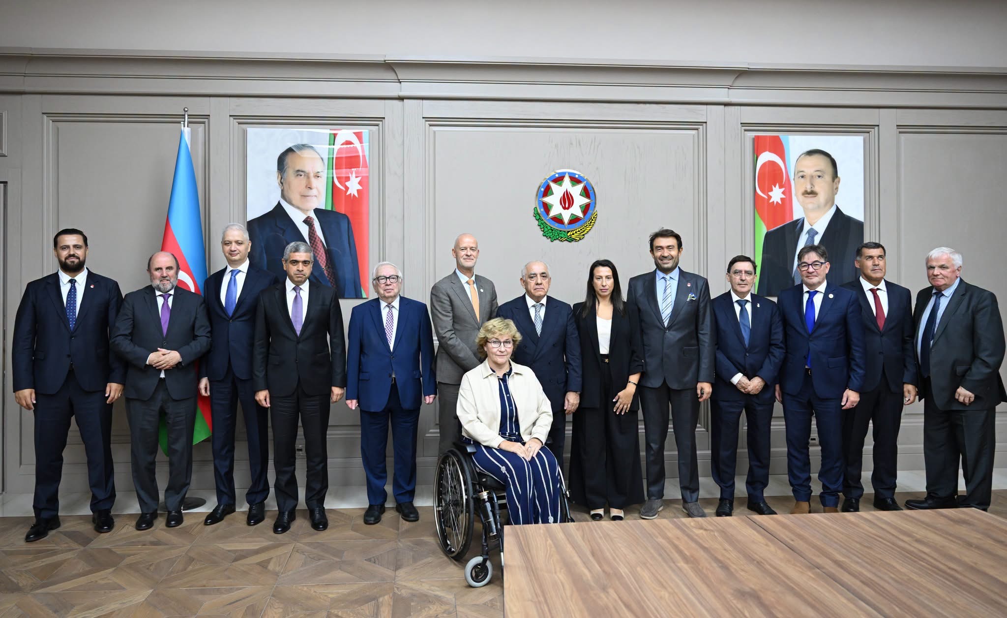 Baş nazir beynəlxalq paralimpiya rəsmiləri ilə görüşüb